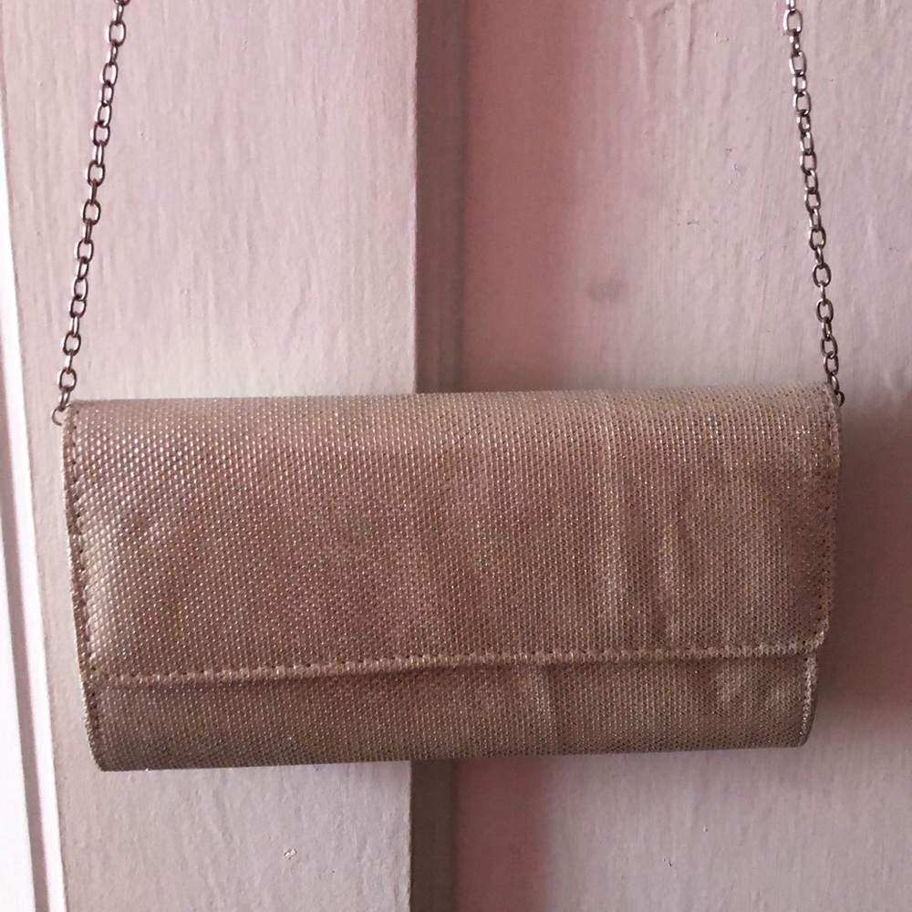 Bag/ clutch can be a cross body